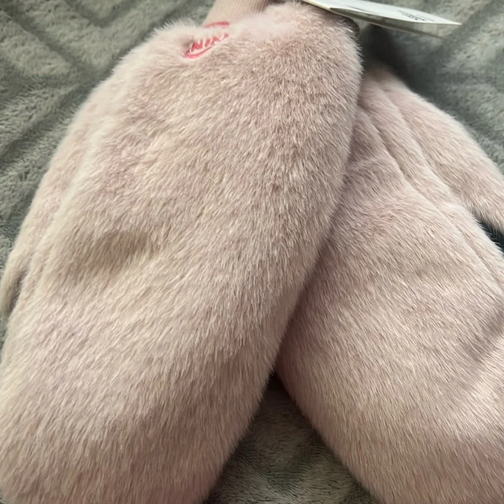 Nike Mittens Faux Fur Women’s Medium/ Large Pink Fuzzy Winter Outdoor Gloves NWT